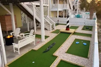 Image de 🏝Backyard 7 Hole Putt Putt, Fire Pit, Coffee Bar, Steps to the Sand☀️