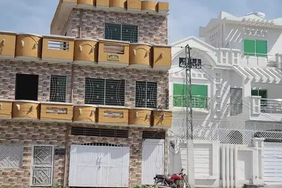 Image de Modern, 3 Bedroom House located near city!