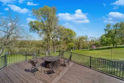 Image de The Tarcoola Ranch: A Family Retreat: Riverfront with Expansive Deck