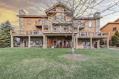 Image de Cozy Luxury Almost Ski-in Ski-out with Hot Tub in Southwind!