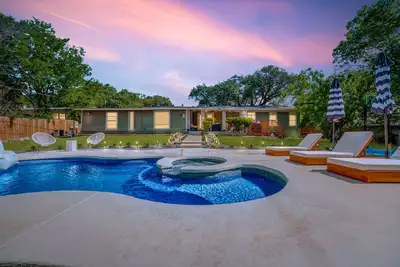 Image de Pool/Hot Tub, Pickleball, Basketball, Putting Green, Xbox, and Game Room!