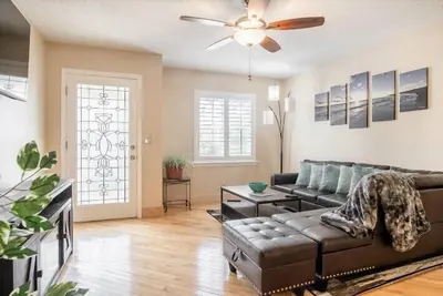 Image de Newly Remodeled Luxury Duplex 7 minutes to downtown