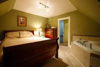 Image de Downtown Liverpool, elegant garrett penthouse, Jacuzzi for two.