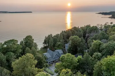 Image de Sturgeon Bay Waterfront home- Second Story deck for sunsets!