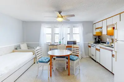 Image de Water-view studio with pool, central Ac, tennis & sauna