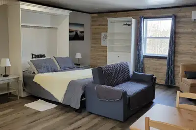 Image de Cozy Studio Suite, close to walking trail and golfing! !