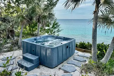 Image de Priv. Beachfront House w/Hot Tub on Pink Sand Beach. Walk to Restaurant/Bar