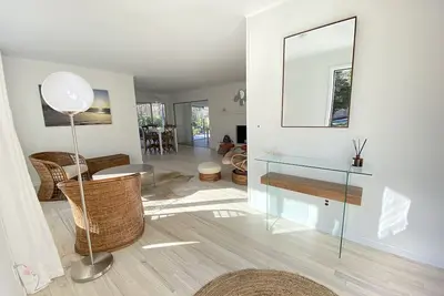 Image de Newly renovated! Home is East Hampton. Walk to the beach.