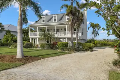 Image de Beautiful Southern Charmer home overlooking the Dunes Golf Course and Wildlife pond