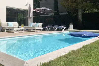 Image de Villa contemporaine proche plage et centre ville piscine chauffée et vélos.