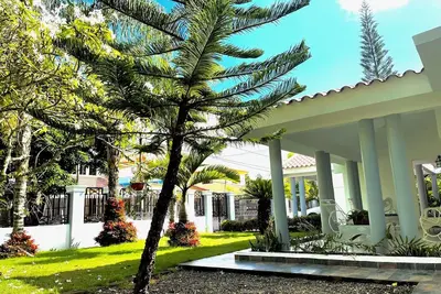 Image de Large 3 Bd home w\/Ac, Beautiful Yard, Best location