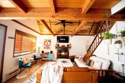Image de Cozy family-friendly cabin near lake with indoor fireplace