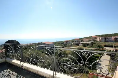 Lovely 2bdrs condo with pool and sea view