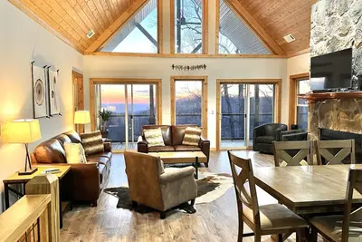 Live the High Life! Views, Hot Tub, Pup Friendly!