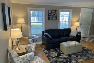 Image de Walker's Delight: 2 Br, 2 Ba, w/ central air and 2 car pkg in the center of town