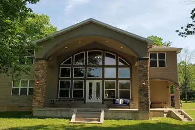 Image de 6-bedroom vacation home just 10 minutes from town.
