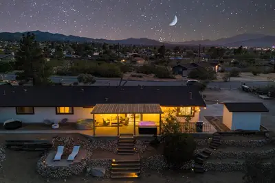 Image de Desert Ruby: Stargaze, Spacious, Hot Tub, Fire pit, Fenced, Pet Friendly
