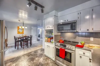 Image de Bbq at Transitional Housing with Panoramic Sunroom