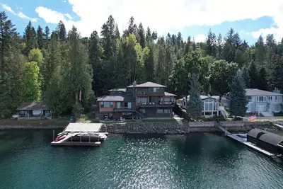 Image de Magnifique 4783 Sq Ft Accueil Waterfront avec Twin couvert Boat Docks