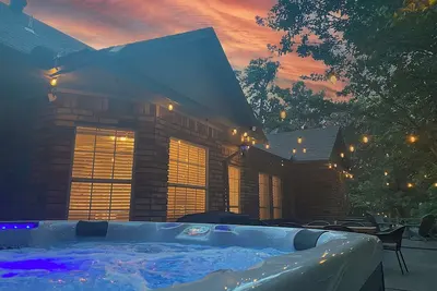 Image de Luxury-Sleeps16-Spa-GameRoom-FirePit-Casino-Ev-Pet