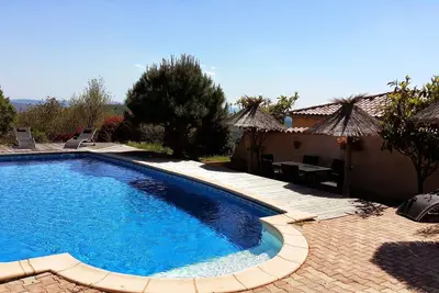 Image de Le Clos des Mimosas-Les Roses- Gîte 2pers. Terrasse arborée. Piscine partagée.