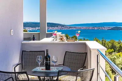 Bel appartement à Seget Donji