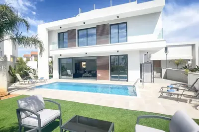 Image de By The Beach – Royal Sapphire Villa - Steps from the Beach