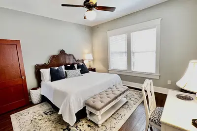 Image de Beautifully restored 4 bedroom 1924 Craftsman Style Southern home w\/ Gas Range