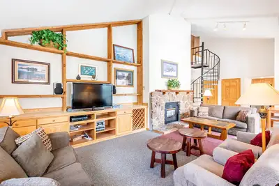 Image de Large ski-in/ski-out to the American Flyer! free wifi, & parking, hot tub