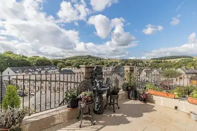 Image de Centrally located 2 storey apartment, close to local shops, restaurants and attractions.
