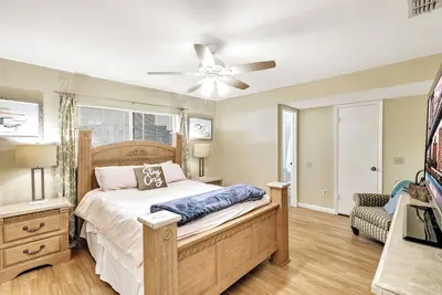 Image de Refreshing Oasis with Massage Chair, Game Garage, Large Fenced Yard +Retro games