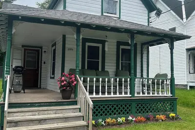 Image de Cozy Main Street “The Guide’s Cottage”