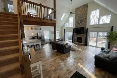 Image de Beautiful & Spacious w\/ Hot Tub, Huge Game Room, Ev Charger, and Pet Friendly.