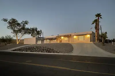 Image de Huge gameroom home• 2 driveways • close to Marina and shops and restaurants
