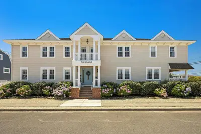 Image de The CHLOÉ Beach Haven - 10 Br/10ba Oceanside Home!