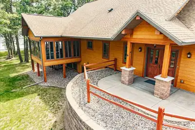 Image de One Of A Kind Family Beach Front Home On Lake Petenwell - Pet Friendly