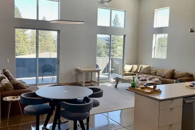 Image de Penthouse Apartment Truckee: Private/Spacious/Modern