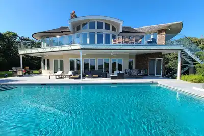 Image de Beautiful home with spectacular views of the ocean.