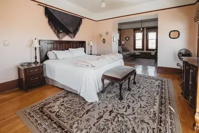 Sorrentino Suite  · Grand Suite in Charming Historic Mansion!