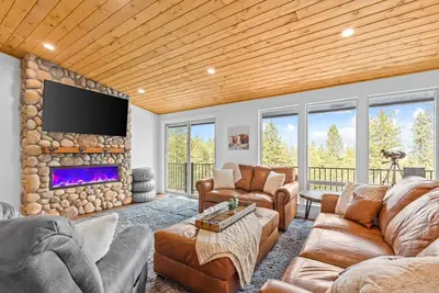 Image de 5 Acre Cabin above River + Downtown. Private-Views-Newly Renovated