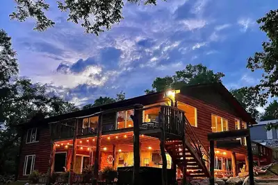 Image de Lakefront, 6bdrm, Hot Tub, beach, fire pits, kayaks, 24’ outdoor Bar! sxs trails