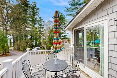 Image de Fully renovated home with lake view, dock & mooring access, kayaks, & deck