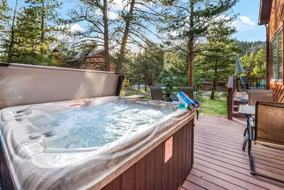 Image de Walk to Rmnp, hot tub, mountain views and river access.