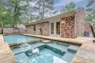 Image de Stony Bridge · Spa & Pool Oasis: Prime Location in The Woodlands