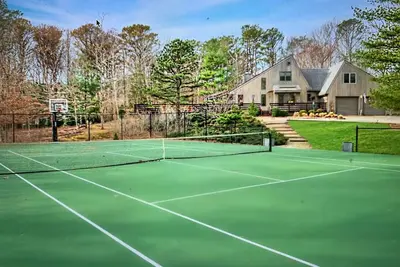 Image de Tennis, Basketball, Pool, Hot Tub, Fire Pit, Bicycles on 2 private gated acres
