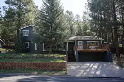 Image de Flagstaff; Big house with Hot Tub Close to downtown, Secluded in the cool pines.