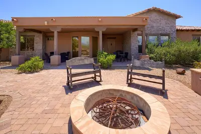 Peaceful comfortable house with swimming pool - desert mountains view