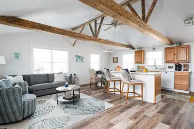 Cheerful \"Bay B Shark\" 2 bedroom canal front home- 2 min from the beach