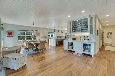 Image de Stunning Lakeview Home with 5 Bedrooms and 6k SqFt of Modern, High-End Amenities