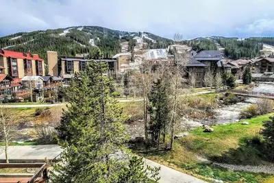 Image de Spacious 2 Br with great views, close to lifts.